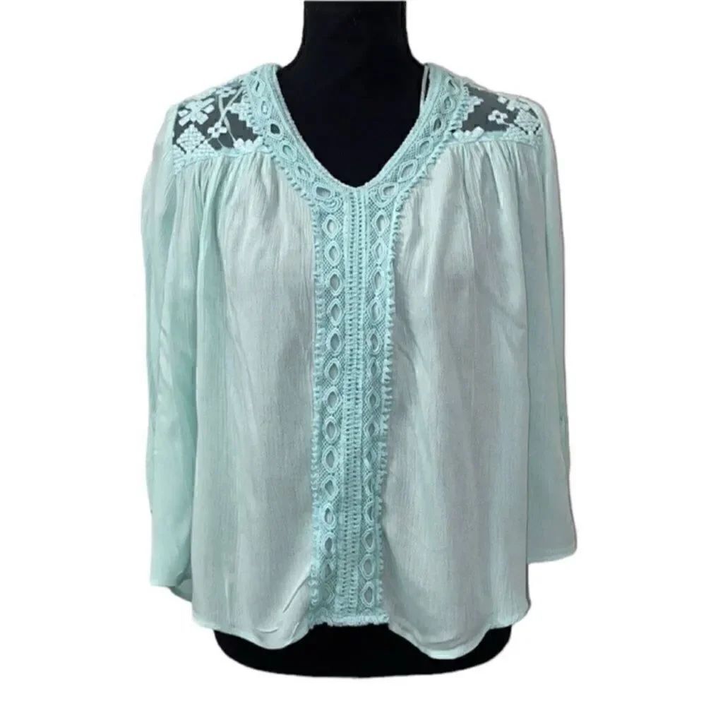 New Directions Embroidery Print Blue Top(Size
Petite Medium)